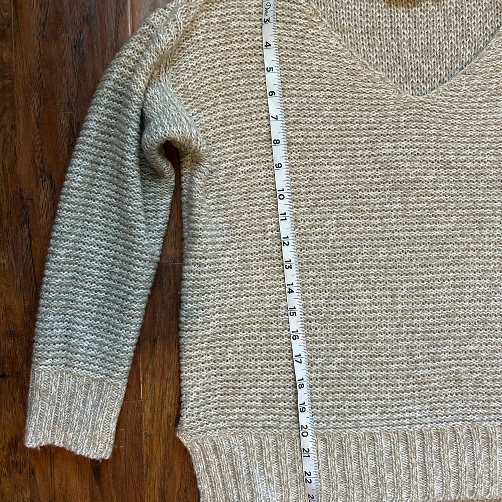 V-Neck Sweater Women’s Size Medium - Picture 5 of 6